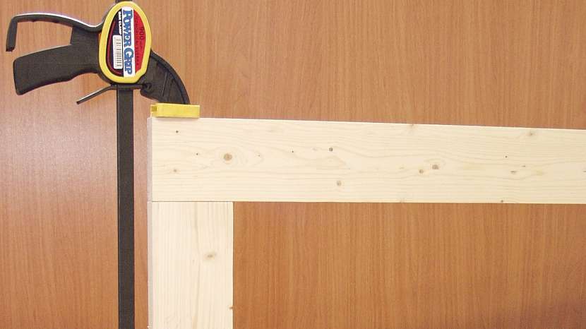DIY dvířka jako zástěna: rám stáhneme svěrkami