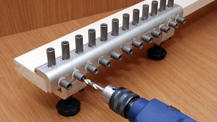 DIY dvířka jako zástěna: vyvrtáme otvory pro spojovací kolíky