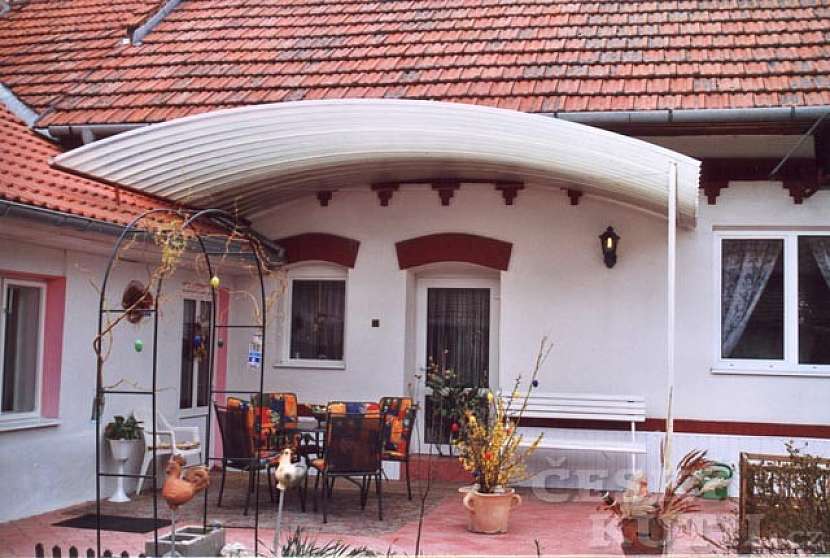 Prefabrikované oblouky umožňují pomocí jednoduché konstrukce zastřešení velkých i malých ploch, třeba posezení v zahradě, vedle bazénu, nebo na terase u domu.