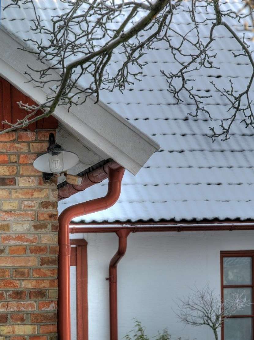 Aby sníh na střeše nezničil okapy