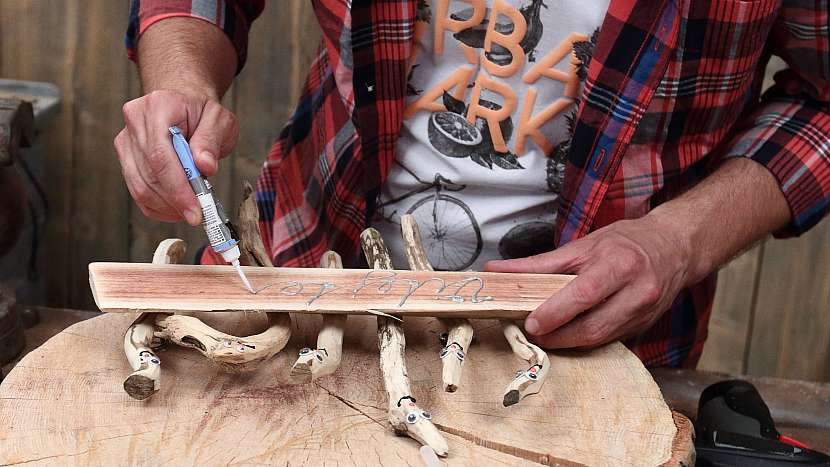 DIY vítací cedulka na dveře: napíšeme nápis a máme hotovo