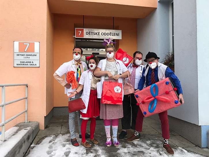 V pondělí 29. listopadu vyrazily všechny regionální týmy na klaunský maratón s cílem navštívit během jednoho dne 63 nemocnic a zdravotnických zařízení