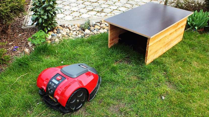 Robotická sekačka: udělejte pro robotickou sekačku domeček