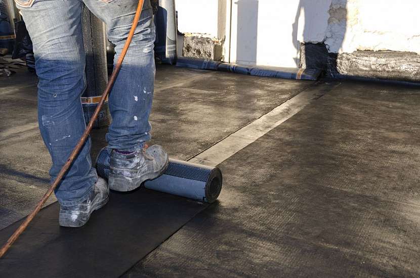 Hydroizolace podlahy připravenými pásy z nepropustného materiálu