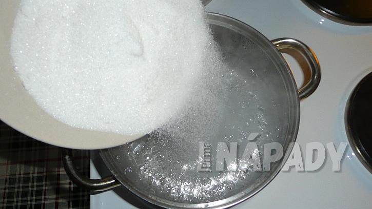 Domácí mátový sirup: svařte vodu s cukrem