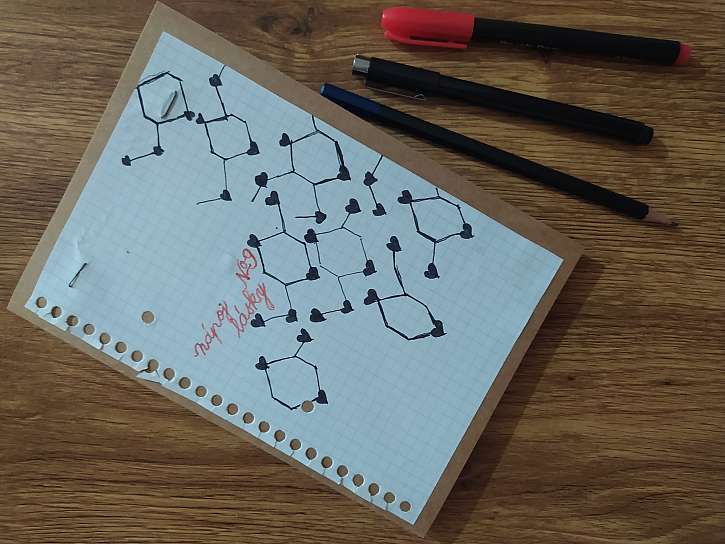 Černým linerem pomalujte kostičkovaný papír molekulárním vzorcem