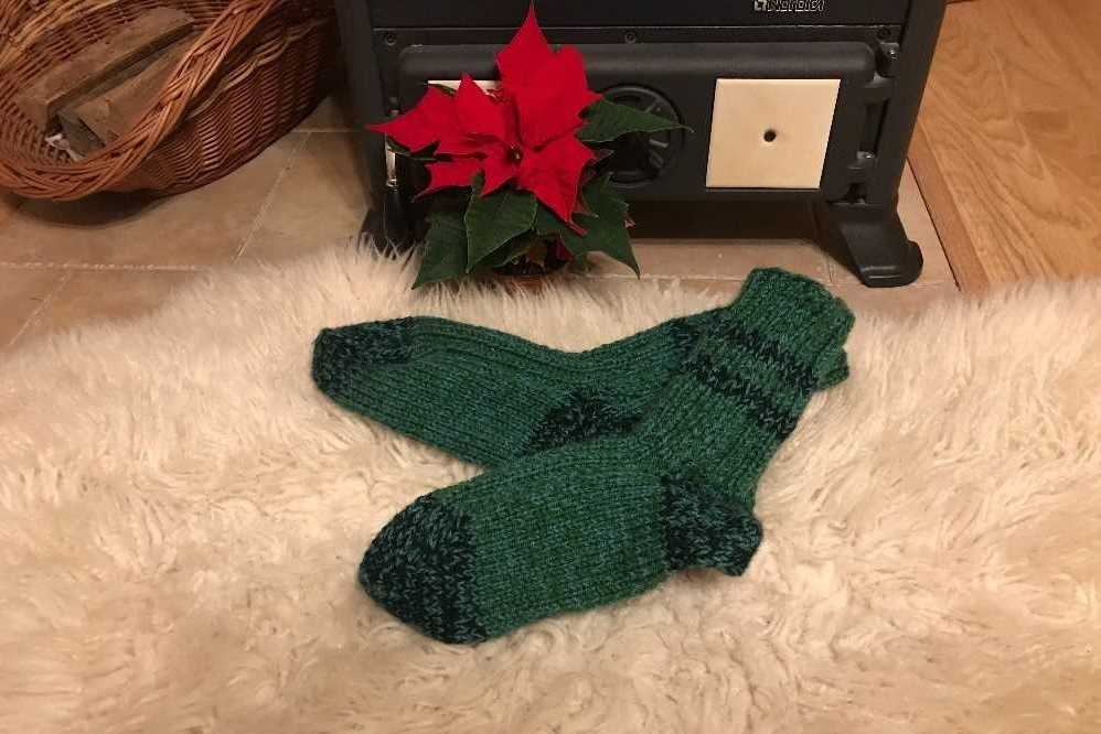 Ručně pletené ponožky: Hřejivý dárek pod stromeček