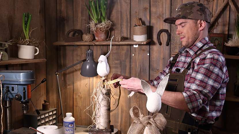 DIY dřevěný zajíc: vyrobeného zajíce dozdobíme mašlí
