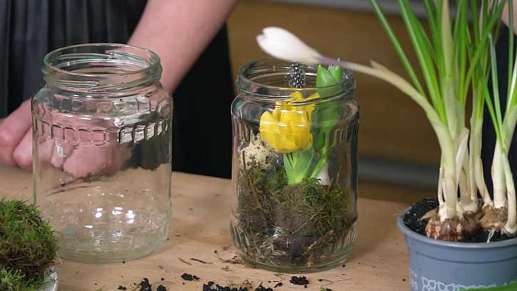 Vyrobte si květinovou jarní dekoraci ve sklenici od zavařenin