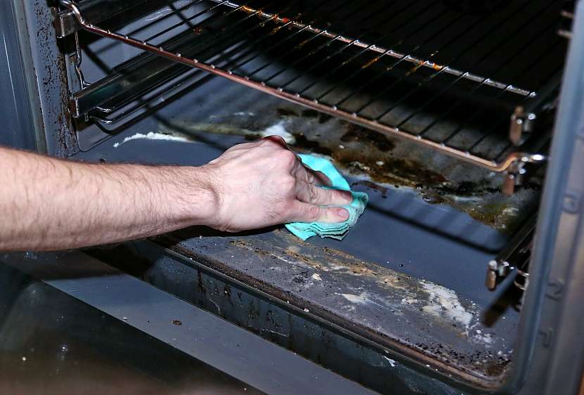 Domácí pasta na čištění trouby: špinavou pastu setřete