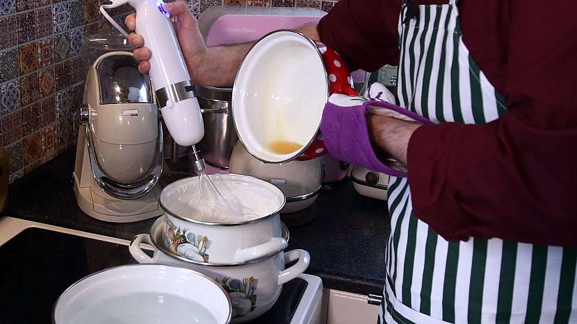 Recept na pravý turecký med: do sněhu přiléváme med