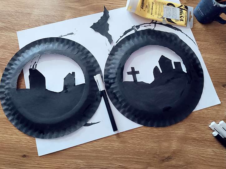 Papírové talíře natřete černou barvou