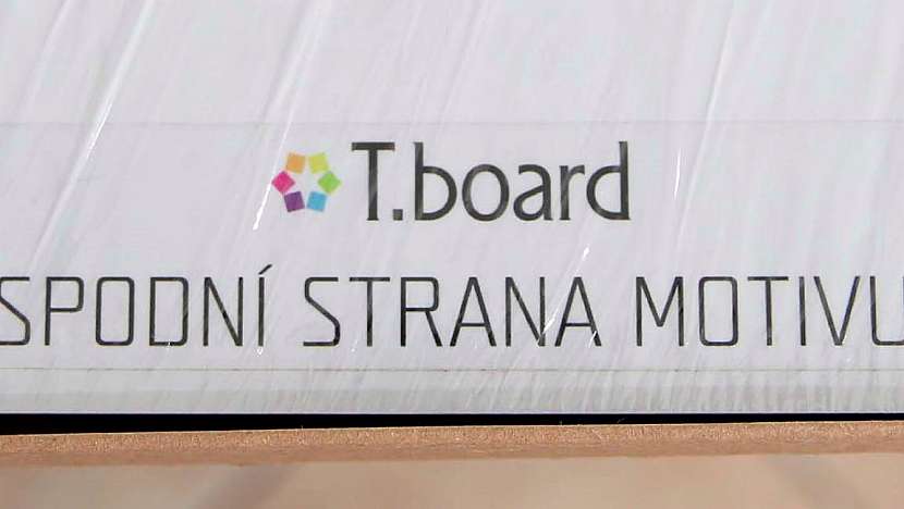Instalace obkladové desky s potiskem: zkontrolujte správnou vertikální orientaci vytištěného motivu