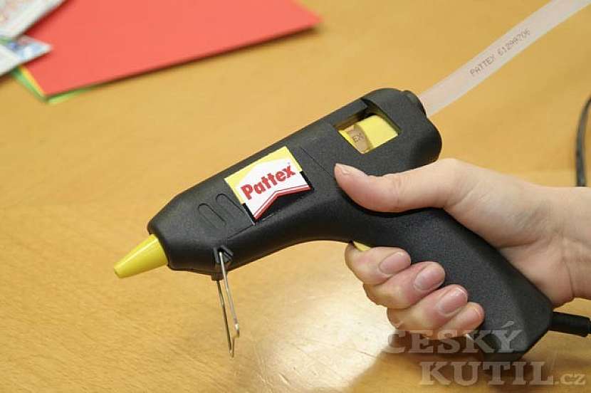 Než přijdou Velikonoce – výroba velikonoční dekorace do květináče