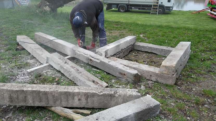 Bezpečná hranice na čarodějnice: okolí hranice obložíme nehořlavým materiálem
