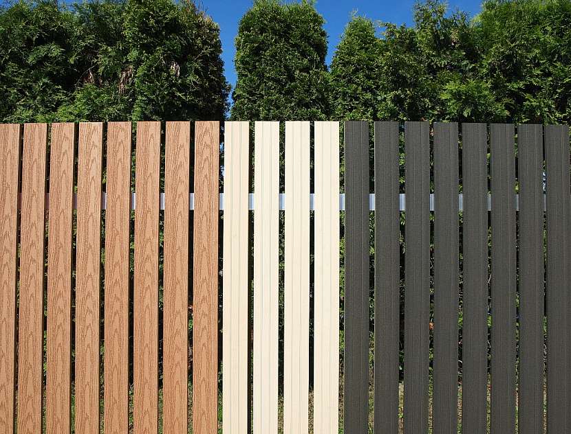 Ploty WoodPlastic nabízejí hladký povrch nebo kresbu dřeva