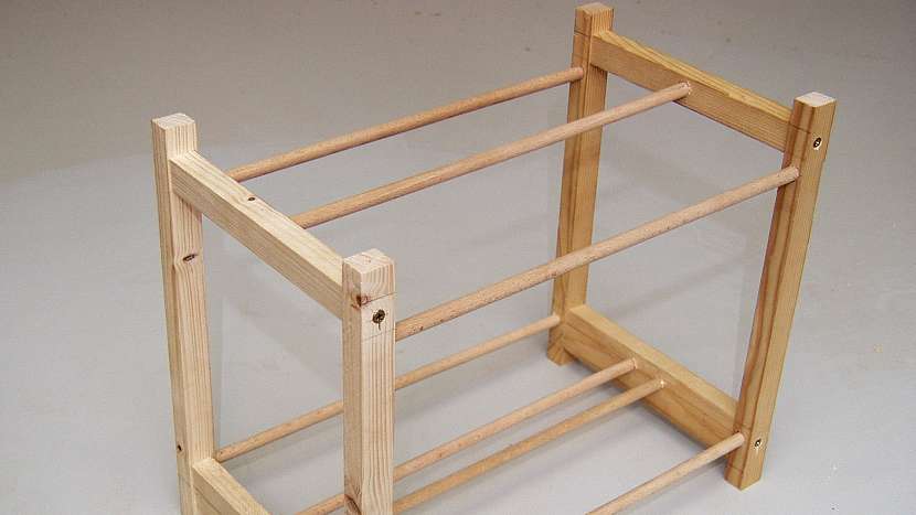 DIY stojan na noviny: oba boky stojánku máme připravené