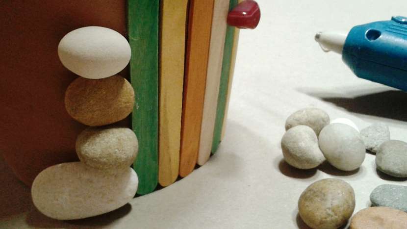 DIY ozdobný květináč na bylinky: z oblázků vytvořte sloupky