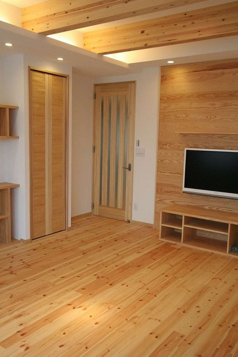 Krásnou červenohnědou kresbou vyniká modřínová masivní podlaha FeelWood
