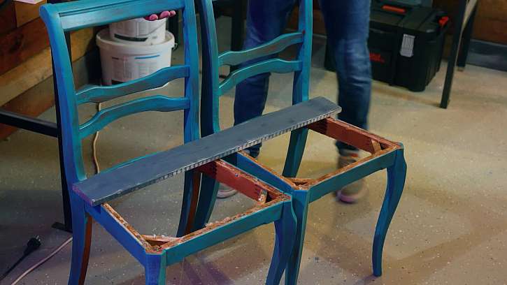 Natírání dřevěných židlí