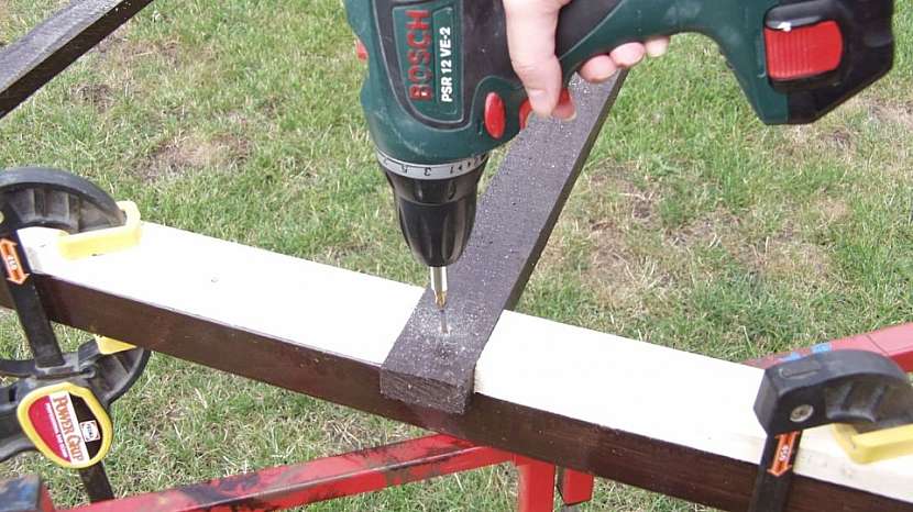 Zastřešená pergola: na rám střechy připevněte dřevěné příčné latě
