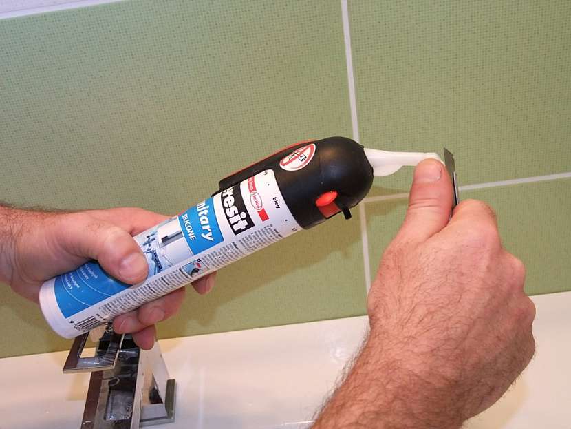 Ceresit Sanitary - silikon se samospouští