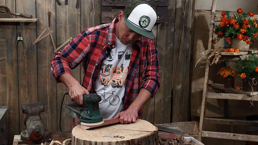 DIY vítací cedulka na dveře: očistíme a zbrousíme prkno i klacíky