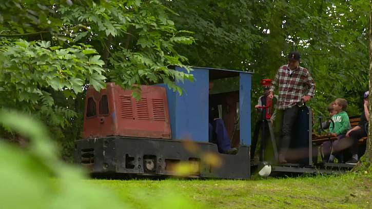 Kutil si vyrobil vychytaný domácí vlak na kolejích