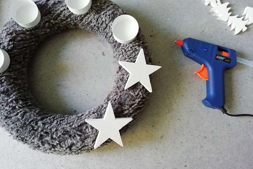 Adventní věnec z umělé kožešiny: nalepte hvězdy