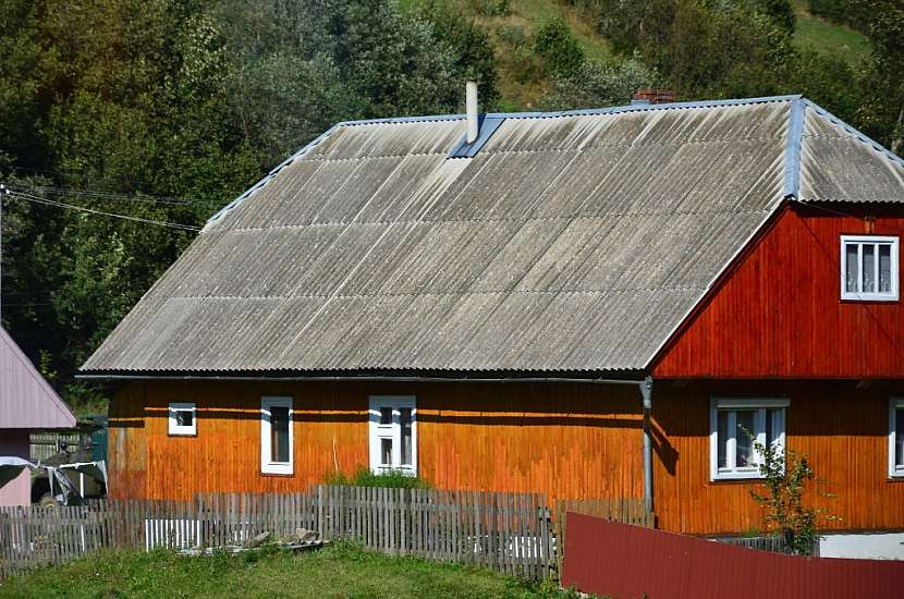 Azbestovým střechám již pomalu odzvání