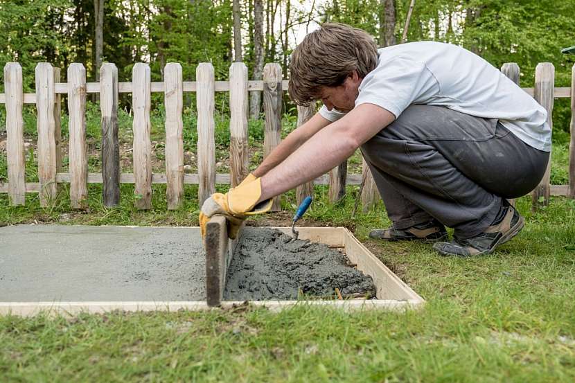 Rovnání betonového základu pro nový plot