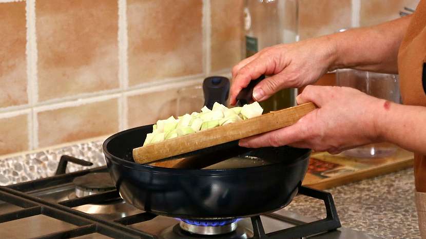 Recept na zadělávané knedlíčky s knedlíčky: uděláme jíšku a dáme do ní kedlubny