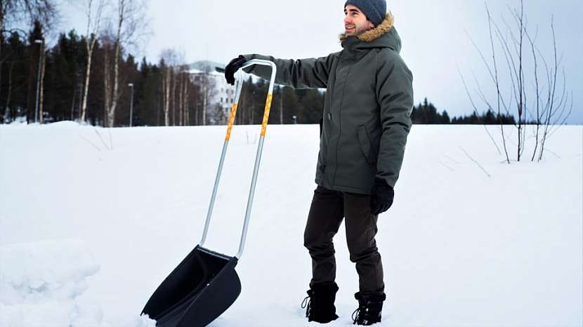 Shrnovač na sníh SnowXpert je stabilní a lehký, rám i držadlo zaručují pohodlné držení