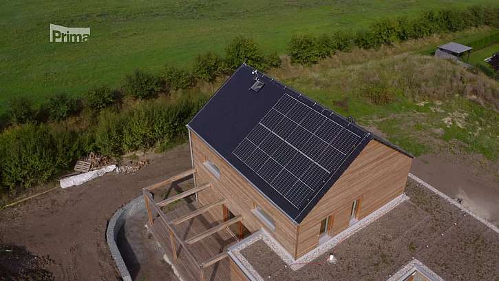 Solární panely na střeše domu.