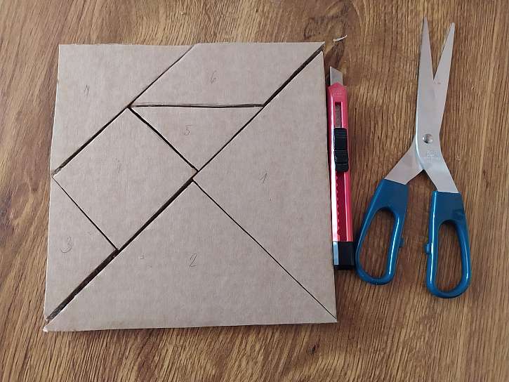 Tangram čtverec, který je již rozdělený na jednotlivé díly