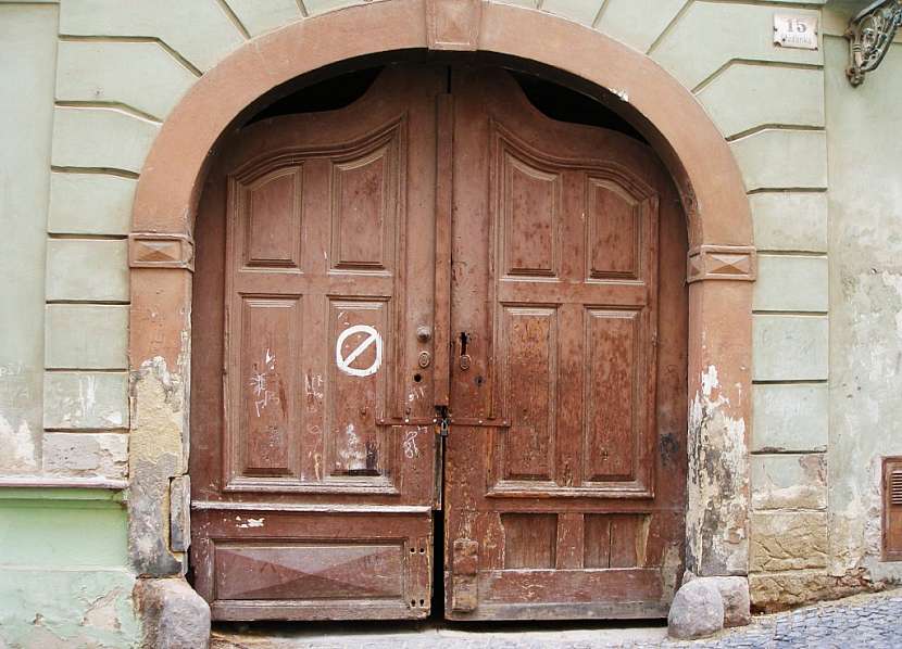 Antikutil-chudák zničený činžák