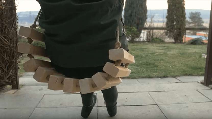 Uzlíková houpačka z dřevěných hranolků
