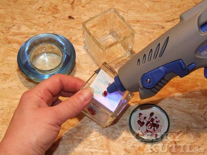 Tip na dárek na poslední chvíli - tavná pistole Dremel s barevnými lepidly