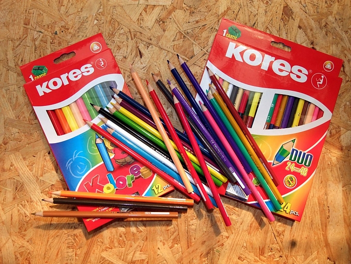 Pomůcky značky Kores nejen pro školáky – pastelky, kouzelné lepidlo a nůžky