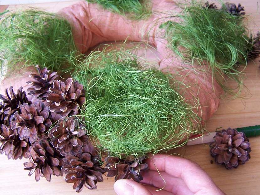 Výroba adventního věnce z přírodních materiálů
