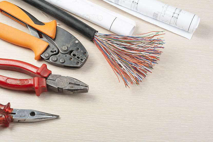 Elektrikářskými kleštěmi odhalíme část vodiče