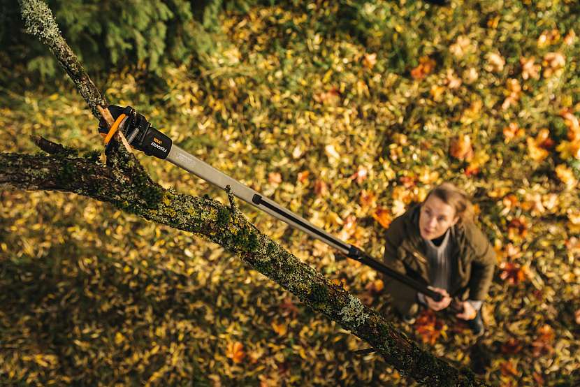 Fiskars_Garden_Action_PGX_Telescopic_Tree_Pruner_UPX86_1023624