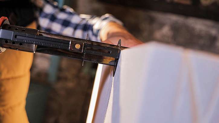 Nůž má ocelovou patku, o kterou ho můžete při práci opřít