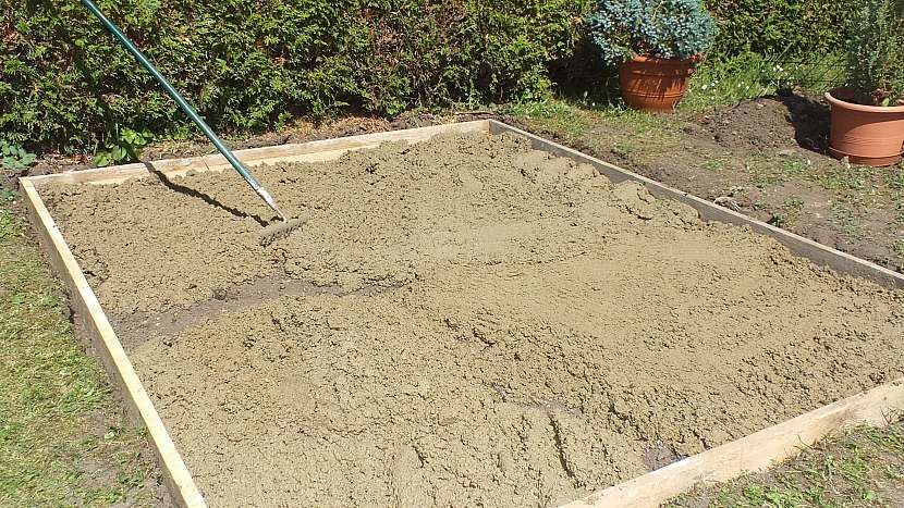 Chytrá síť jako výztuž betonu: beton v ohrádce uhladíme do roviny