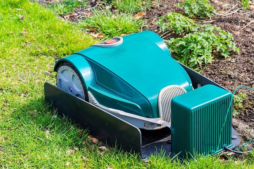 Moderním zahradním strojem pro údržbu trávníku je zahradní robot. Stačí jen nastavit a pracuje sám