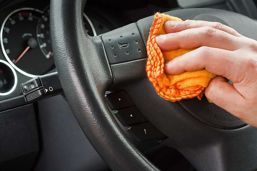 Čištění plastů v automobilu