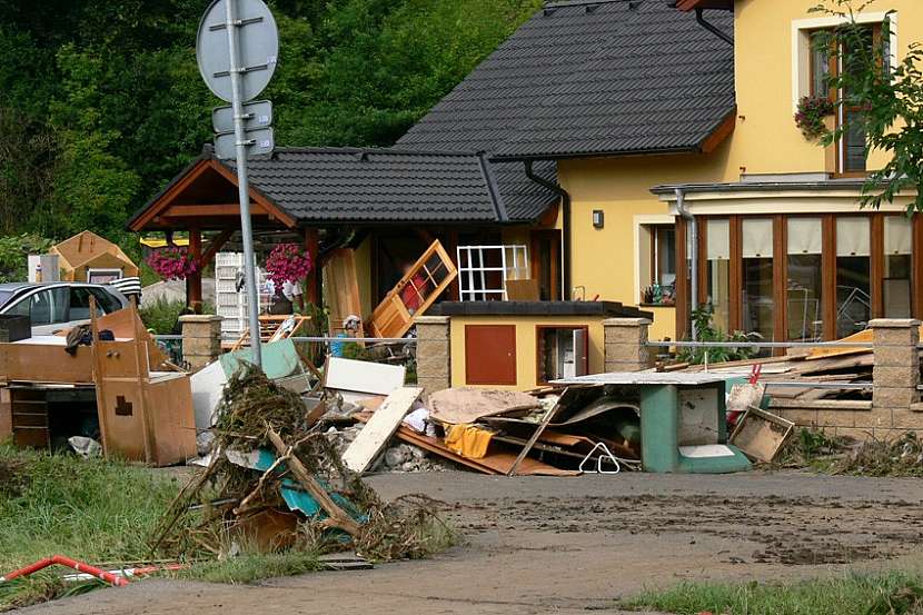 Velká voda nemilosrdně ničí vše, co jí přijde do cesty