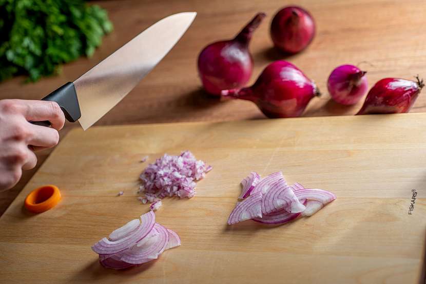 Jaká je správná technika krájení cibule? (Zdroj: Fiskars)