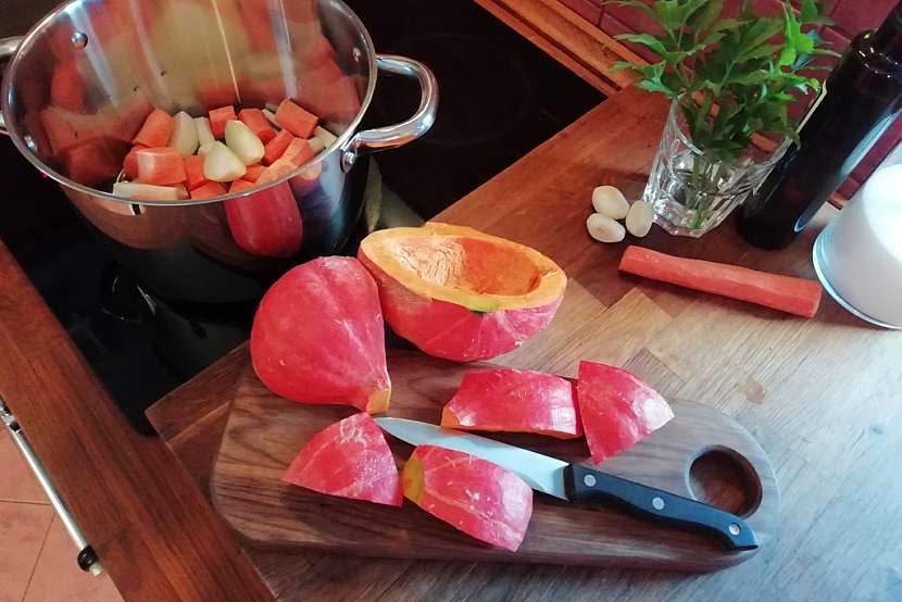 Krémová polévka z dýně Hokkaido: zeleninu osmahněte