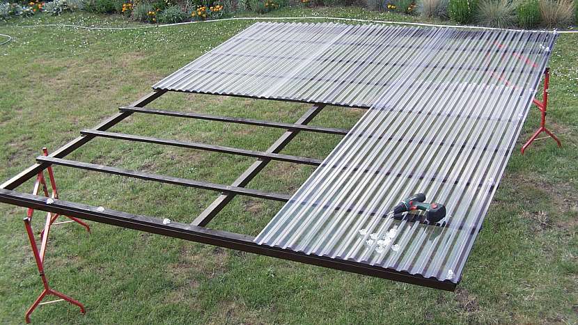Zastřešená pergola: položte díly střechy